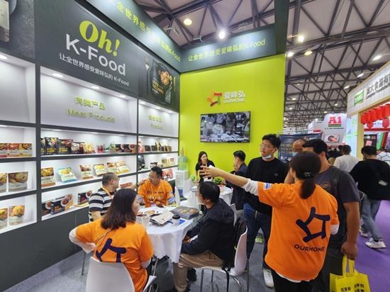 '2023 FOOD & HOSPITALITY CHINA’ 아워홈 상담 부스에서 아워홈 직원들이 참관객들에게 고객 컨설팅을 진행하고 있다. ⓒ 파이낸셜데일리 / 아워홈