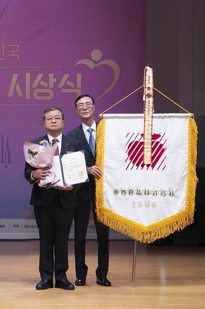 9일 서울시 영등포구 KBS신관 아트홀에서 열린 2023 대한민국 나눔국민대상 시상식에서 (왼쪽부터) 동서식품 김광수 사장, 동서식품 최상인 홍보상무가 기념사진을 촬영하고 있다. ⓒ 파이낸셜데일리 / 동서식품