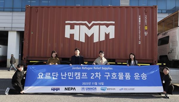 10일 인천광역시 서구 네파물류센터에서 진행된 ‘요르단 난민캠프 2차 구호물품 운송’ 전달식에서 HMM을 비롯한 네파(NEPA), 휴먼아시아 등 관계자들이 기념 촬영을 하고 있다. ⓒ 파이낸셜데일리 / HMM