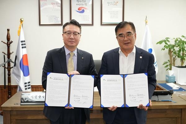10일 충청남도 서천군 청사에서 열린‘서천군-KB국민카드 업무협약 체결식’에서 KB국민카드 이호준 상무(왼쪽)와 김기웅 서천군수(오른쪽)가 기념촬영하고 있다. ⓒ 파이낸셜데일리 / KB국민카드