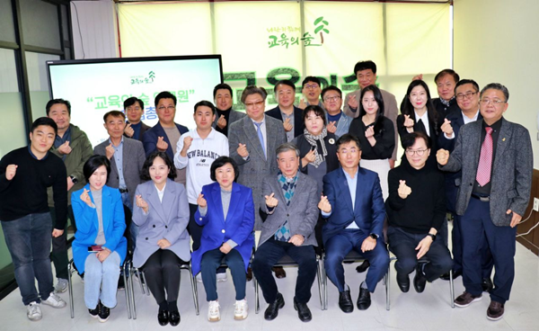개원식 기념 강의 후 참석자들이 기념 촬영을 하고 있다. ⓒ 파이낸셜데일리 / 교육연구원