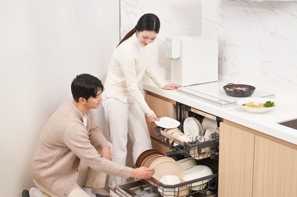  LG전자가 이달 14일부터 내년 1월 31일까지 LG 주방가전만의 차별화된 고객경험과 편리함을 알리기 위해 전국 100개의 인기 숙소에서 이색 체험 마케팅 ‘LG 키친 트립’을 진행한다. 모델들이 충북에 위치한 숙소인 동락에서 LG 디오스 식기세척기, 인덕션, 와인셀러, 퓨리케어 정수기를 체험하고 있다. ⓒ 파이낸셜데일리 / LG전자