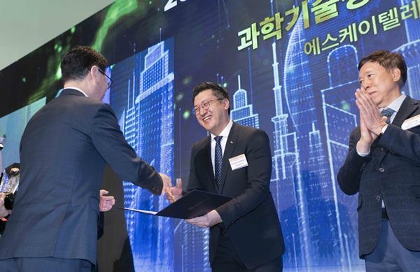 13일 열린 제 24회 전파방송기술대상 행사에서 류탁기 SKT 인프라 기술 담당이 과학기술정보통신부 장관상을 수상하고 있다. ⓒ 파인내셜데일리 / SKT