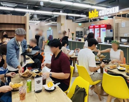 bhc치킨 싱가포르 2호점 ‘BHC KINEX'점을 방문한 현지 고객들. ⓒ 파이낸셜데일리 / bhc치킨