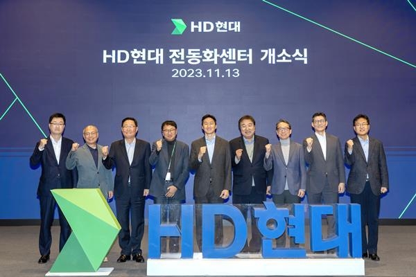 HD현대가 경기도 성남시 HD현대 글로벌R&D센터(GRC)에서 ‘전동화센터’ 개소식을 가졌다. (오른쪽 다섯번째부터 왼쪽으로 정기선 HD현대 부회장, 설승기 전동화센터 기술자문위원). ⓒ 파이낸셜데일리 / HD현대