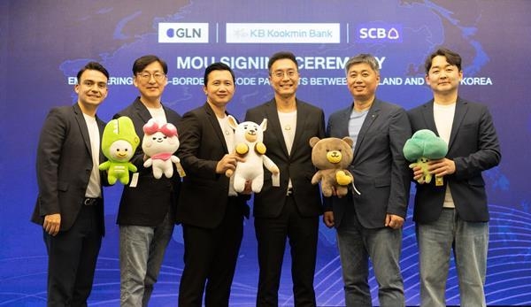 13일 태국에서 개최된 KB국민은행과 SCB은행과의 MOU 체결식에서 타나왓 끼띠수완(THANAWATN KITTISUWAN) SCB은행 디지털사업(Merchant) 본부장(좌측 4번째)과 김경호 GLN 대표(좌측 2번째), 박형주 KB국민은행 디지털신사업본부장(좌측 5번째) 및 관계자들이 기념 사진을 촬영하고 있다. ⓒ 파이낸셜데일리 / KB국민은행