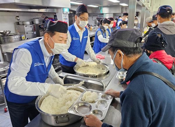 한종희 삼성전자 부회장(왼쪽) 등 삼성전자 임직원들이 지난 6일 경기 성남시 사회복지 기관 '안나의 집'에서 노숙자 대상 배식 봉사에 참여하고 있다. ⓒ 파이낸셜데일리 / 삼성
