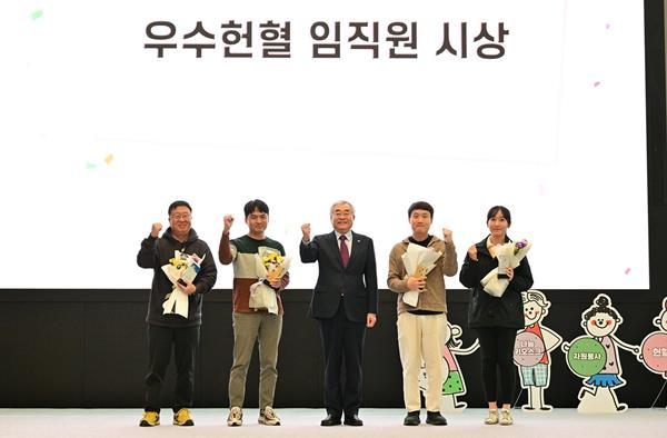 14일 삼성전자 화성 부품연구동(DSR)에서 14일 열린 '2023 하반기 삼성 나눔의 날' 행사에 참석한 대한적십자사 조남선 혈액관리본부장(가운데)이 누적 100회 헌혈을 달성한 삼성전자 조상연(왼쪽 첫번째) 프로에게 '명예장', 삼성전자 김영재(왼쪽 두번째)·안대영(오른쪽 두번째) 프로(각 50회 헌혈)에게 '금장', 삼성전자 강예진(오른쪽 첫번째) 프로(30회 헌혈)에게 '은장' 등 헌혈 유공패와 꽃다발을 수여한 뒤 기념 촬영하고 있다. ⓒ 파이낸셜데일리 / 삼성