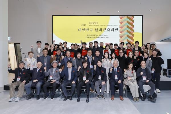 '제35회 2023 대한민국 실내건축대전' 수상자들과 관계자들이 시상식을 마치고 기념사진을 찍고 있다. ⓒ 파이낸셜데일리 / KCC글라스