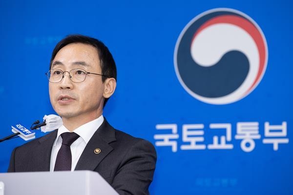 김오진 국토교통부 1차관이 15일 세종시 정부세종청사에서 중장기 주택공급 기반 확충을 위해 전국 5개 지구 8만 가구 규모(구리토평2, 오산세교3, 용인이동, 청주분평, 제주화북)의 신규택지 후보지를 발표하고 있다. ⓒ 파이낸셜데일리 / 국토교통부