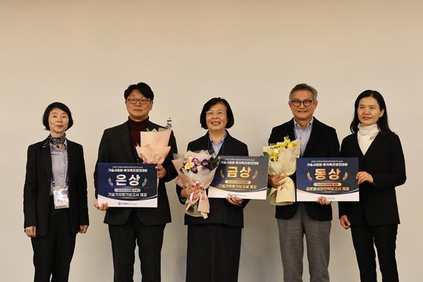 14일 그랜드 인터컨티넨탈 서울 파르나스에서 열린 '기술사업화·투자촉진 경진대회'에서 수상자들이 기념 사진을 촬영하고 있다. 왼쪽부터 한국제약바이오협회 엄승인 상무이사, 아테온바이오 최소희 대표, 큐제네틱스 김지완 상무, 파이메드바이오 노성구 대표. ⓒ 파이낸셜데일리 / 한국제약바이오협회