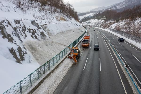 ‘21년 영동고속도로에서 제설차량이 겨울철 고속도로 사고예방을 위해 제설작업을 하고 있다. ⓒ 파이낸셜데일리 / 한국도로공사