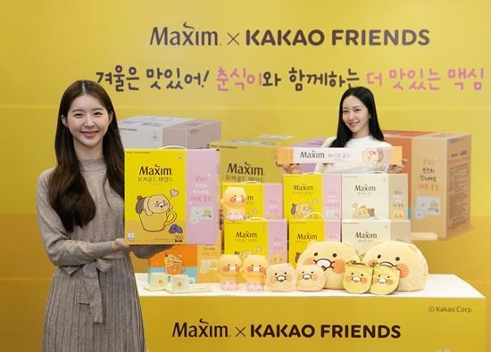 16일 서울 중구에 위치한 스페이스라온에서 모델들이 스페셜 패키지로 발매된 맥심 커피믹스 3종 ▲맥심 모카골드 마일드 ▲맥심 화이트골드 ▲맥심 슈프림골드와 굿즈를 선보이고 있다. ⓒ 파이낸셜데일리 / 동서식품