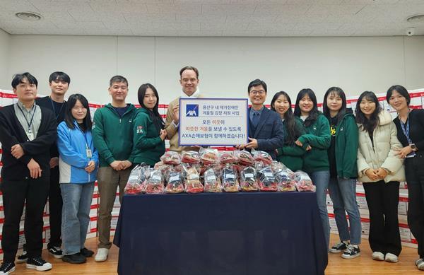 기욤 미라보 AXA손해보험 대표이사(좌)와 권기용 구립용산장애인복지관 관장(우) 및 양사 임직원들이 재가장애인 가구를 위한 김장김치 전달식 행사를 진행했다. ⓒ 파이낸셜데일리 / 악사손보