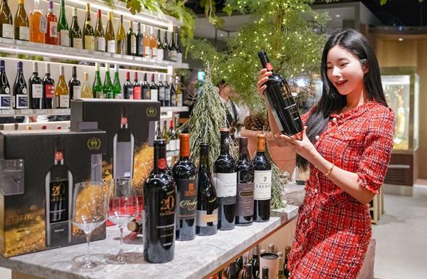 17일 오전, 서울시 강남구에 위치한 현대백화점 무역센터점 지하 1층 와인웍스 매장에서 직원이 와인을 소개하고 있는 모습. ⓒ 파이낸셜데일리 / 현대백화점