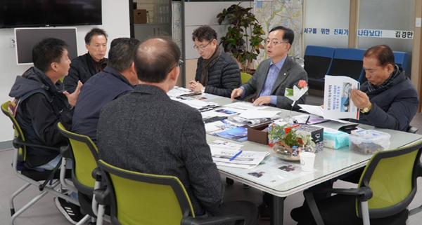 더불어민주당 김경만 의원이(오른쪽에서 두번째) 17일 대유위니아 그룹 노동조합 간부들과 만나 간담회를 갖고 있다. ⓒ 파이낸셜데일리 / 김경만 의원실
