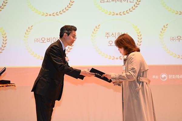 (좌)유병채 문화체육관광부 문화예술정책실장이 (우)엑스넬스코리아 브랜드커뮤니케이션 담당 차수정 이사에게 '여가친화인증' 인증패를 전달하고 있다. ⓒ 파이낸셜데일리 / 엑스넬스코리아