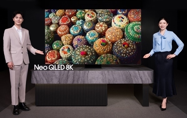 삼성전자 모델이 프리미엄 TV 시장을 주도하고 있는 Neo QLED 8K 2023년형 신제품을 소개하고 있는 모습. ⓒ 파이낸셜데일리 삼성전자