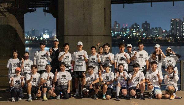 션의 번개런 제안에 모인 참가자들이 99RUN 미션 완료 후 기념촬영을 하고 있다. ⓒ 파이낸셜데일리 / 삼양그룹