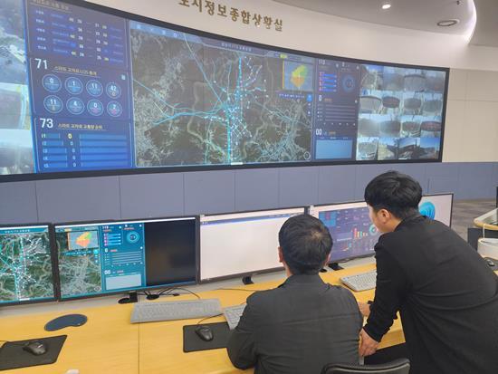 SKT는 성남시 지능형교통체계(ITS) 구축사업을 수주하여 성남시의 미래 모빌리티 혁신을 위한 첨단교통시스템을 구축한다고 21일 밝혔다. 사진은 SKT 직원들이 성남시 스마트교차로 시스템을 점검하는 모습. ⓒ 파이낸셜데일리 / SKT