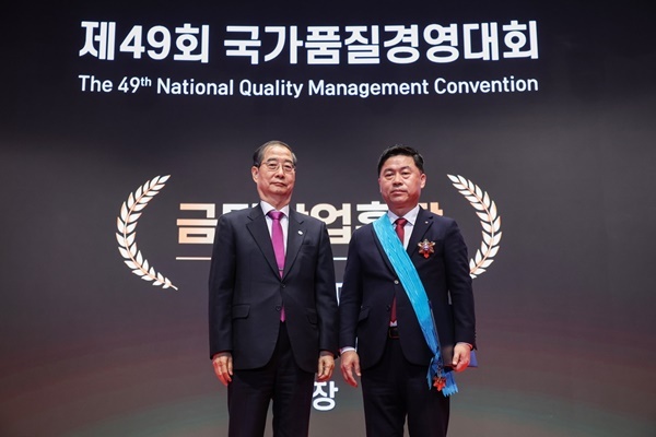 기념사진 촬영하는 한덕수 국무총리(왼쪽)와 LG전자 류재철 H&A사업본부 본부장. ⓒ 파이낸셜데일리 / LG전자