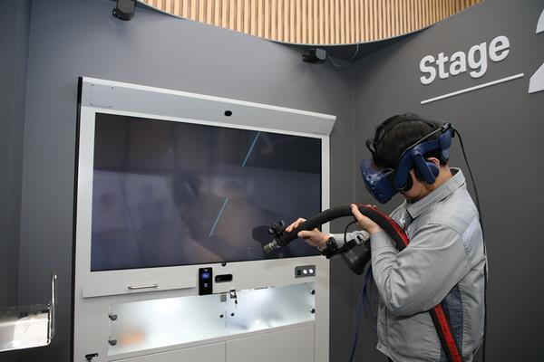 한화오션 거제사업장 내부에 위치한 VR 도장교육센터에서 새롭게 개발된 'RealBLAST'를 통해 VR 블라스팅 직무훈련이 진행되고 있다. ⓒ 파이낸셜데일리 / 한화오션
