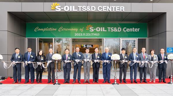 S-OIL 안와르 알 히즈아지 CEO가 23일 S-OIL TS&D센터 준공식에서 참석자들과 테이프 컷팅식을 하고 있다. 왼쪽 다섯번째부터 진교훈 강서구청장, 안와르 알 히즈아지 S-OIL CEO, 진성준 국회의원, 권오규 S-OIL 이사회 의장, 모하메드 Y 알 카타니 S-OIL 이사, 산업통상자원부 박덕열 투자정책관. ⓒ 파이낸셜데일리 / S-OIL