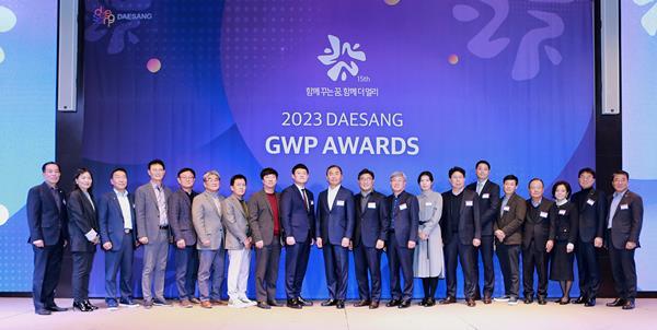22일 앰배서더 서울 풀만 호텔에서 열린 대상㈜ ‘2023 GWP(Great Work Partners) AWARDS’에서 임정배 대상㈜ 대표이사(왼쪽부터 열 번째)와 파트너사 임직원들이 기념사진을 촬영하고 있다. ⓒ 파이낸셜데일리 / 대상