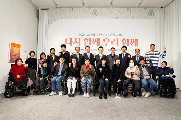 JW그룹의 공익재단인 중외학술복지재단은 22일 JW과천사옥에서 ‘2023 JW 아트 어워즈’ 시상식을 개최했다. 수상 작가들이 기념촬영을 하고 있다. ⓒ 파이낸셜데일리 / JW그룹