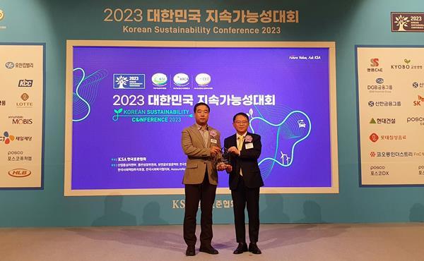 롯데칠성음료 지속가능성 지수 음료부문 1위_왼쪽 롯데칠성 정진섭 ESG팀장 오른쪽 한국표준협회 강명수회장. ⓒ 파이낸셜데일리 / 롯데칠성음료