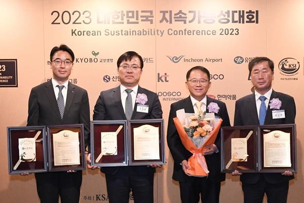 신한금융그룹(회장 진옥동)은 24일 서울 소공동에 위치한 롯데호텔에서 개최된 ‘2023 대한민국 지속가능성 대회’에서 올해 여덟번째로 ‘대한민국 지속가능성보고서상(KRCA)’을 수상했다고 밝혔다. 이날 행사에 참석한 (사진 왼쪽부터)이성원 신한은행 사회공헌부 팀장, 조정훈 신한금융지주회사 ESG본부장, 강명수 한국표준협회 회장, 김남준 신한카드 경영기획그룹 부사장이 기념촬영을 하고 있다. ⓒ 파이낸셜데일리 / 신한금융그룹