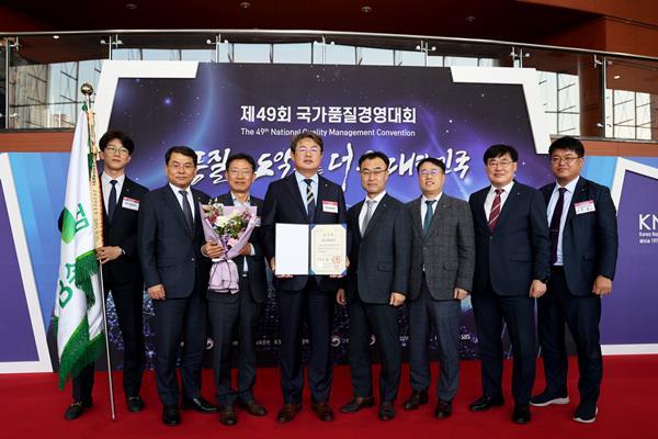 지난 22일 서울 코엑스 오디토리움에서 열린 제49회 국가품질경영대회 시상식에서 DB손해보험 정종표 대표(왼쪽 4번째) 및 임직원들이 기념촬영을 하고 있다. ⓒ 파이낸셜데일리 / DB손해보험