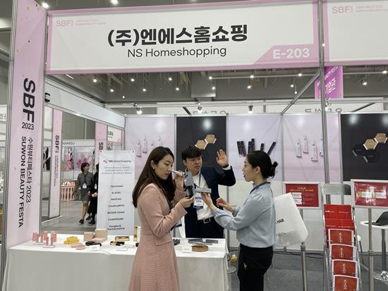 NS홈쇼핑이 ‘수원 뷰티페스타’ 홍보 부스 참여해 관람객과 해외 인플루언서들의 호응을 얻었다. ⓒ 파이낸셜데일리 / NS홈쇼핑