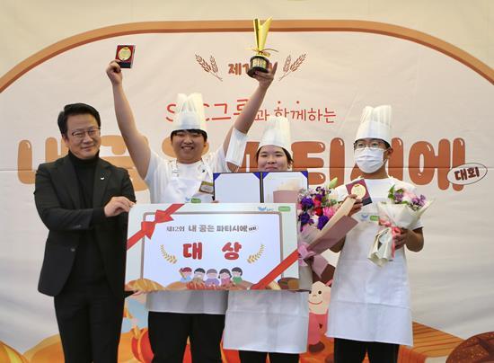 25일 서울 동작구 SPC미래창조원에서 열린 ‘내 꿈은 파티시에’ 대회 시상식에서 백승훈 SPC행복한재단 사무국장과 수상자들이 기념촬영을 하고 있다. ⓒ 파이낸셜데일리 / SPC그룹