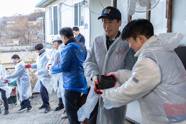 28일(화) 함진규 한국도로공사 사장(오른쪽에서 두번째)과 임직원들이 연탄 나눔 봉사활동을 하고 있다. ⓒ 파이낸셜데일리 / 한국도로공사