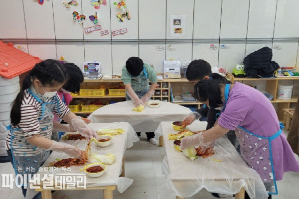 유치원생들과 초등학교 1학년 학생들이 '함께하는 겨울맞이 김장담그기 활동' ⓒ파이낸셜데일리/영천교육청