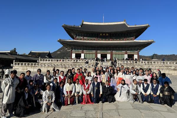 Global P.A.L. 프로그램 직원들이 경복궁에서 한복체험 후 기념사진을 찍고 있다. ⓒ 파이낸셜데일리 / 포스코