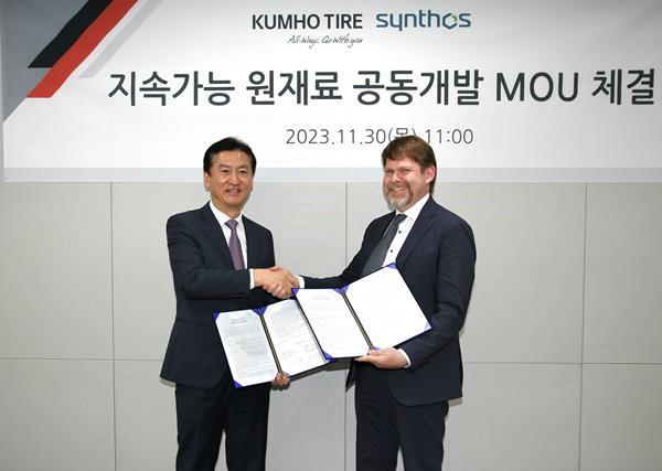 정일택 금호타이어 대표이사(좌측)와 말터 볼파르트(Malte Wohlfahrt) 신토스 합성고무 부문 연구소장이 MOU 체결 행사에 참석하여 기념촬영을 하고 있다. ⓒ 파이낸셜데일리 / 금호타이어