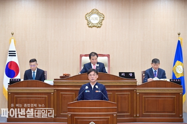 윤경희 군수 제269회 청송군의회 정례회에서 2024년도 예산안 제출에 즈음한 시정연설을 통해 내년도 군정 운영 방향을 발표했다. ⓒ파이낸셜데일리/청송군