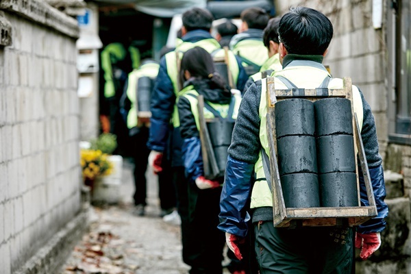 연탄나눔 봉사활동 장면. ⓒ 파이낸셜데일리 / 새마을금고