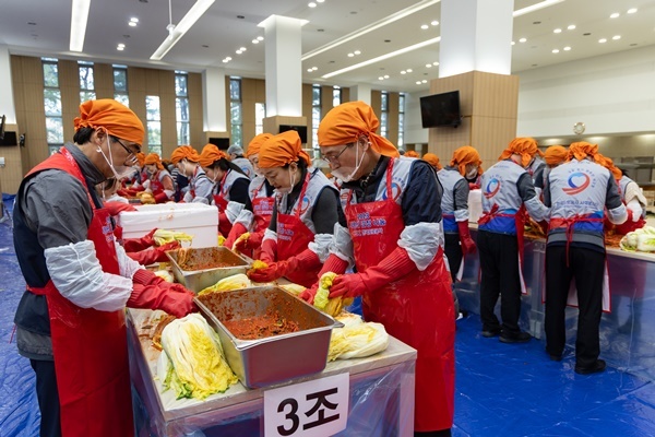 5일(화) 김천 본사에서 열린 사랑의 김장 나눔 행사에서 함진규 한국도로공사 사장(오른쪽), 이지웅 한국도로공사 노조위원장(왼쪽)과 공사 임직원들이 김장 김치를 담그고 있다. ⓒ 파이낸셜데일리 / 한국도로공사