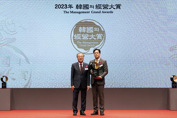 지난 5일(화) 「2023 한국의경영대상」에서 'KB증권 다이렉트인덱싱'이 'Innovative Service of the Year'를 수상하며 기념사진을 촬영하고 있다. ⓒ 파이낸셜데일리 / KB증권