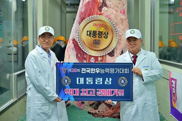 이영상 동원홈푸드 축육부문 대표(왼쪽)와 이재윤 한국종축개량협회 회장(오른쪽)이 ‘제26회 전국한우능력평가대회’에서 대통령상 한우를 낙찰받고 기념 촬영을 하고 있다. ⓒ 파이낸셜데일리 / 금천미트