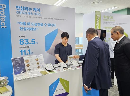 현대그린푸드 직원이 보험사와 제휴를 통한 연계 상품을 소개하고 있는 모습. ⓒ 파이낸셜데일리 / 현대그린푸드