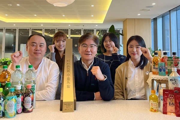 웅진식품 관계자들이 ‘이천만불 수출의 탑’ 수상을 기념하여 기념촬영을 하고 있다. ⓒ 파이낸셜데이리 / 웅진식품