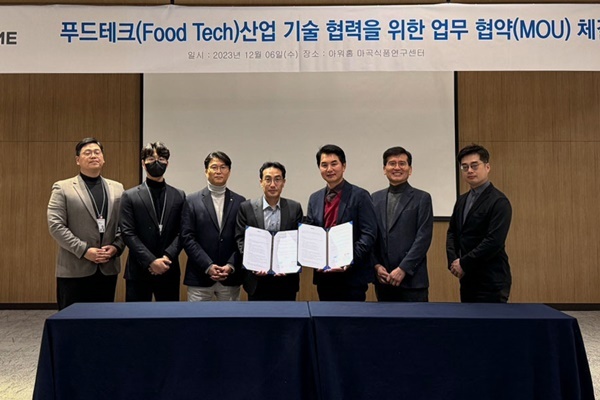 지난 6일 서울시 강서구 아워홈 마곡 본사에서 진행된 아워홈-그립 ‘푸드테크 연구 개발’ 업무 협약식에서 아워홈 차기팔 BX디자인본부장(왼쪽에서 4번째), 그립 정연규 대표 등 주요 관계자가 참석해 업무 협약을 체결한 후 기념촬영을 진행하고 있다. ⓒ 파이낸셜데일리 / 아워홈