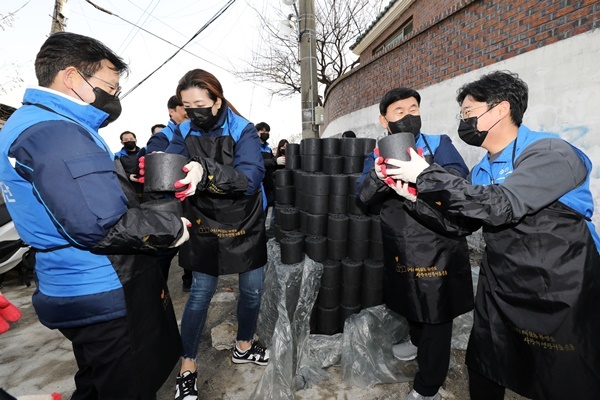 ㈜한진이 7일 오후 노삼석 대표이사 사장과 조현민 사장이 참석한 가운데 서울 정릉동 일대에서 '사랑의 연탄나눔' 봉사활동을 벌였다. 노삼석 사장(중앙 우측), 조현민 사장(중앙 좌측)을 비롯한 임직원들이 취약계층에 연탄을 전달하고 있다. ⓒ 파이낸셜데일리 / 한진