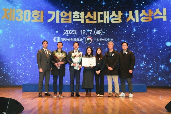 지난 7일 서울시 중구 대한상공회의소에서 개최된 제 30회 기업혁신대상 시상식에서 정재훈 동아쏘시오홀딩스 대표이사(왼쪽에서 세번째)와 동아쏘시오홀딩스 관계자들이 장관상을 수여한 뒤 기념촬영을 하고 있다. ⓒ 파이낸셜데일리 / 동아소시오홀딩스