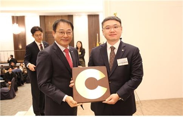 (왼쪽부터) 인천사회복지회 박선원 회장, 모아저축은행 김진백 부저축은행장. ⓒ 파이낸셜데일리 / 모아저축은행