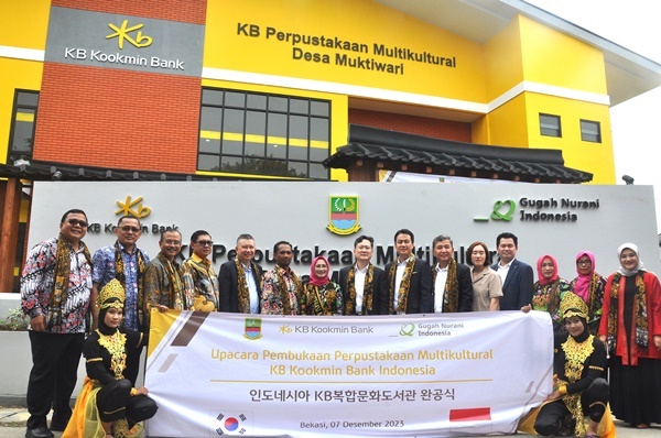 7일 인도네시아 버카시주 묵티와리 마을에서 진행된 'KB복합문화도서관 완공식'에서 로비 몬동 KB부코핀은행 수석부행장(좌측 5번째)과 김선 굿네이버스 국제사업본부장(좌측 9번째), 조용범 KB국민은행 ESG기획부장(좌측 8번째) 등 유관기관 관계자 및 지역 주민들이 기념사진을 촬영하고 있다. ⓒ 파이낸셜데일리 / KB국민은행